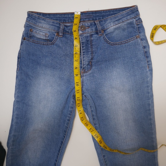Embroidered Cut Off Jeans - Picture 3 of 8